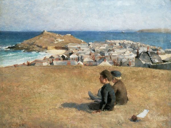 Zwei Kinder schauen von einem bretonischen Hügel in den Horizont